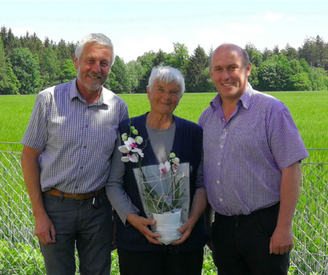 Als Dank für ihren langjährigen Einsatz erhielt Maria Lengauer eine kleine Aufmerksamkeit. | Foto: BAV