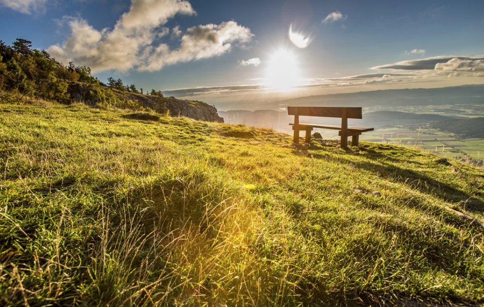 Glücklich sein im Sonnenschein? Wir werfen einen Blick zurück auf das Jahr 2017 und zeigen dir, wie viele Sonnenstunden der letzte Sommer in den Gemeinde Österreichs parat hatte.