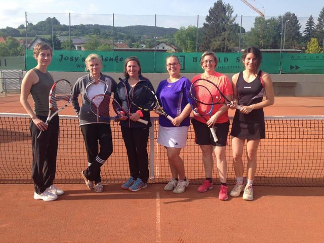 Das Damenteam rund um Mannschaftsführerin Sandra Timpel (2.v.r.) feierte den ersten Sieg in der Kreisliga A. | Foto: UTC Pöggstall