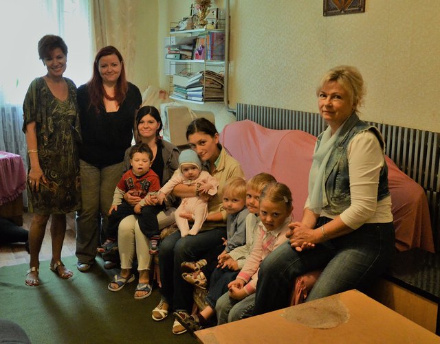 Die Berndorferin Theodora Höger gemeinsam mit Leiterin Viktoria (links) und Sekretärin Maria (rechts) im psychosozialen Zentrum Rodyna in Ternopil', Westukraine. Hier unterstützt sie junge Frauen und ihre Kinder, die zumeist vor häuslicher Gewalt Zuflucht in der Einrichtung suchen.