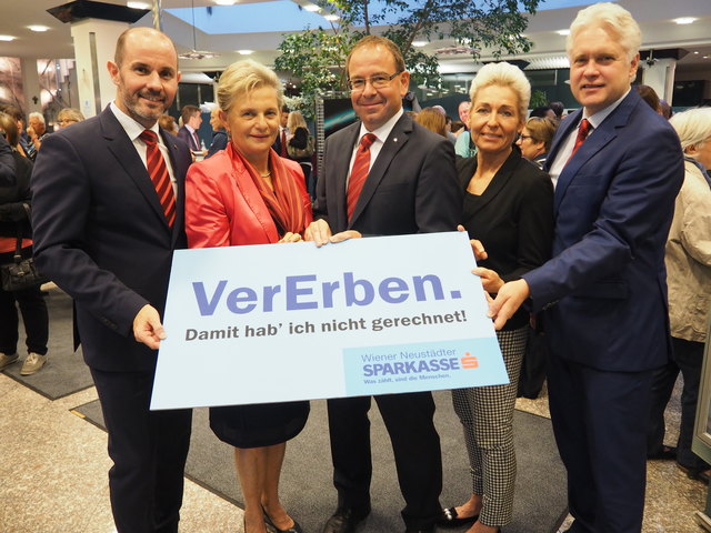 Jürgen Posch MSc, VDir. Mag. Andrea Klemm, Prok. Mag. Michael Sedlak, Sparkassenrätin Prim. Dr. Angelika Karner-Nechvile, VDir. Dr. Klaus Lehner (v.l.). | Foto: Sparkasse WRN