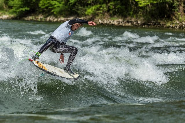 Riversurfen in der Traun – diese Trendsportart erfreut sich großer Beliebtheit.
