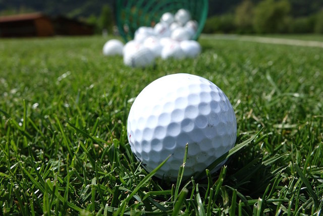 Kitzbühel Tourismus Obfrau Signe Reisch ist erfreut über die gelungenen Sanierungsmaßnahmen am Golfclub Kitzbühel-Schwarzsee.