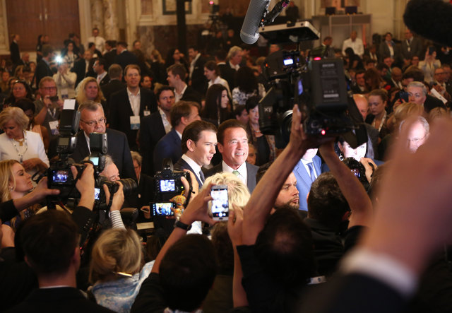 Sebastian Kurz und Arnold Schwarzenegger (re.), der sein Prominenz-Kapital für den Klimaschutz nutzt. | Foto: R20/Martin Hesz