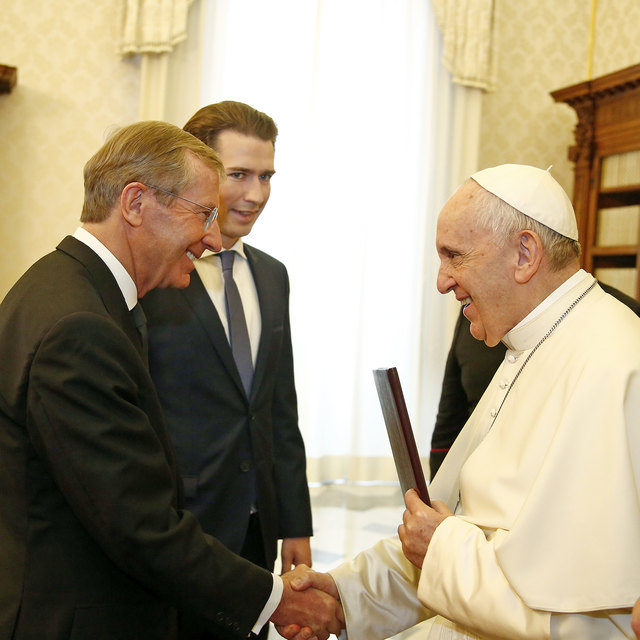Bei der Audienz von Landeshauptmann Wilfried Haslauer und Bundeskanzler Sebastian Kurz bei Papst Franziskus im Vatikan hatte man die Einladung nach Salzburg noch bekräftigt. | Foto: Dragan Tatic
