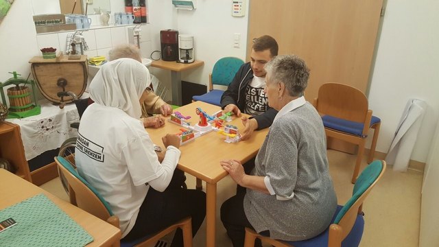 Die muslimische Jugend engagiert sich im Ramadan im sozialen Bereich. Sie besuchen Altenheime, die Lebenshilfe und machen eine Müllsammelaktion.