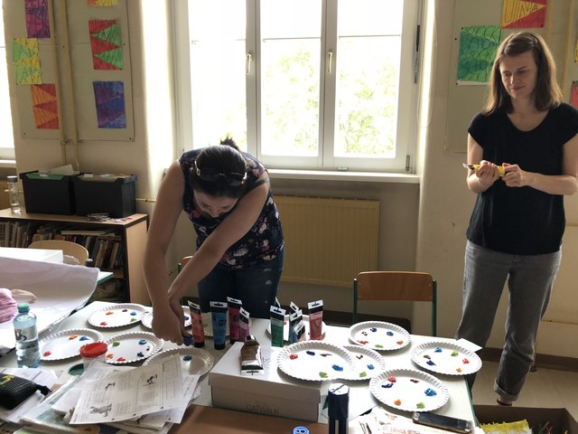 Die Malutensilien werden vorbereitet, damit alle Kinder der 4c ihre Lieblingstiere malen können.