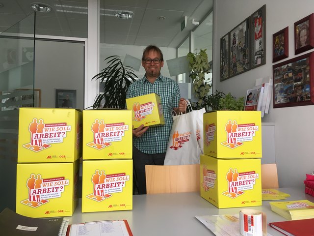 ÖGB Regionalsekretär Reinhold Schneider bringt einen Schwung Boxen mit Antwortkarten in die Bezirksstelle. | Foto: privat