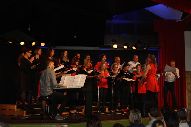 Der Männerchor mit den Chornelkirschen