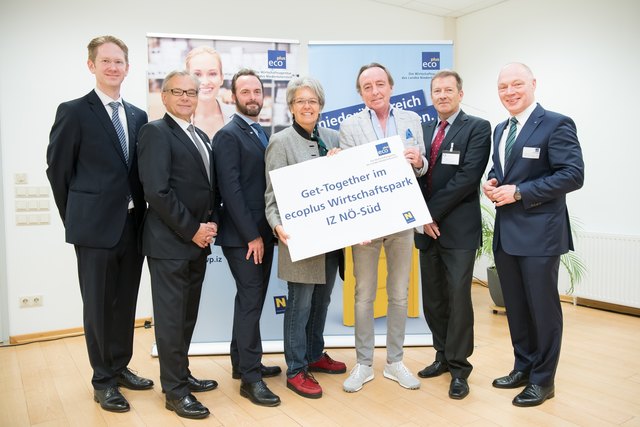 v.l.: Michael Engel, stellvertretender Bezirkshauptmann von Mödling, Bürgermeister Robert Dienst, Marktgemeinde Laxenburg, Alexander Bernart, Direktor der AUVA Landesstelle Wien, Wirtschaftslandesrätin Petra Bohuslav, Managing Director Michael Frank, De’Longhi-Kenwood GmbH, Geschäftsführer Peter Mitter, G. Bernhardt´s Söhne GesmbH, ecoplus Geschäftsführer Helmut Miernicki.