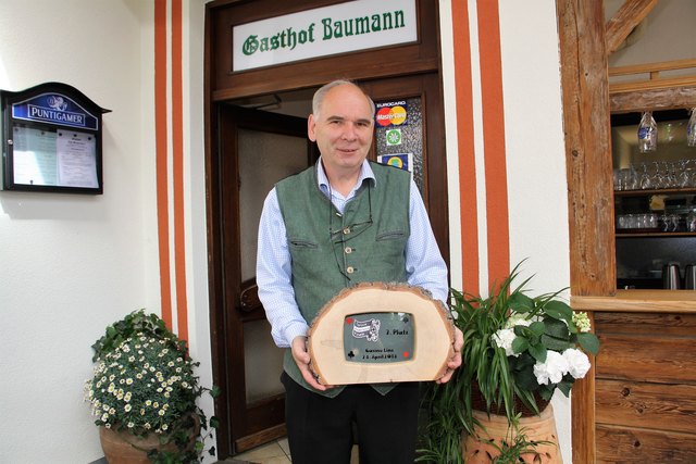 Peter Baumann aus Dobl-Zwaring ist stolz auf die Österreichische Tarock-Trophäe