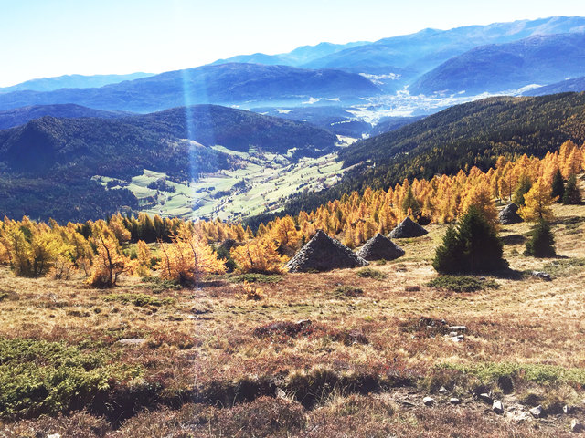 Lungau: Die Wanderung auf den Gumma (2.316 m) führt von Lessach (Parkmöglichkeit am Wiesbergweg-Ende) vorbei an der Wildbachhütte hinauf zum Gipfel. Fortgeschrittene Bergsteiger können weiter auf die Kreuzhöhe (2.566 m) steigen. Ein Highlight der Gumma-Tour sind die Lawinenkegel (im Bild). | Foto: Peter J. Wieland