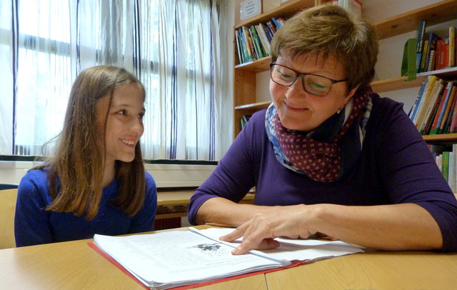 Sarah Leitner bereitet das Lesetraining mit ihrer "Lese-Oma" Friederike Baumgartner sichtlich Freude