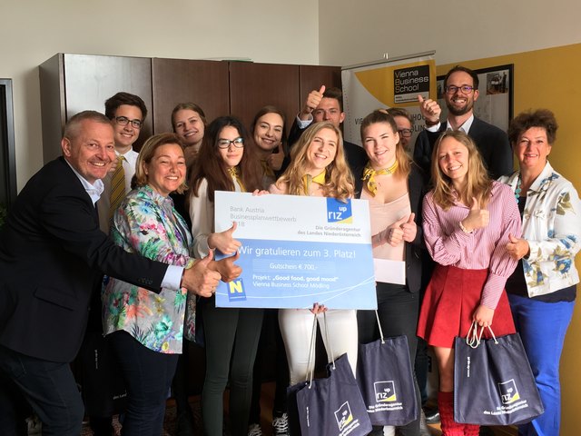 vlnr:
1. Reihe: Mag. Renate Rode, Anna Zierlinger, Tanja Schimann, Sophie Zistler, Melanie Ortner, Direktorin Mag.Marina Röhrenbacher
2. Reihe: Mag. Michael Drochter -  Riz up, Daniel Slatner, Sarah Risch, Viktoria Pluy, Paul Stürzer, Fabian Zanyath, Mag. Christoph Radon | Foto: RIZ up