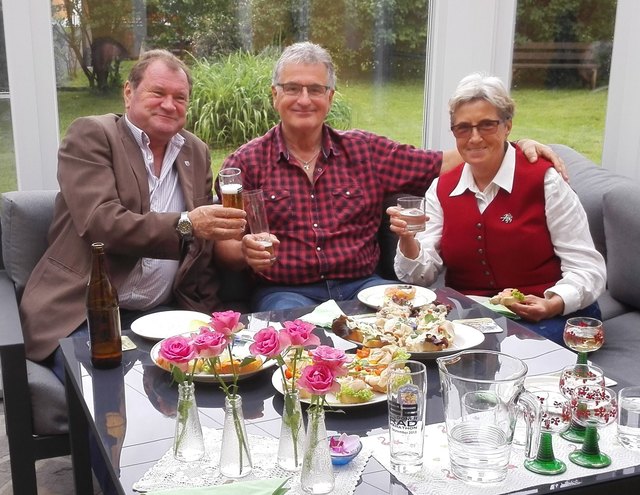 Der Ragnitzer Bürgermeister. Rudi Rauch und GR Sisi Zenz gratulierten dem Poly Direktor i.R. Franz Pirker zum 70er.