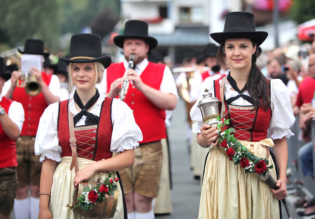 Dorffest Maishofen: Festumzug: Marketenderinnen der Trachtenmusikkapelle Maishofen | Foto: Walter Schweinöster