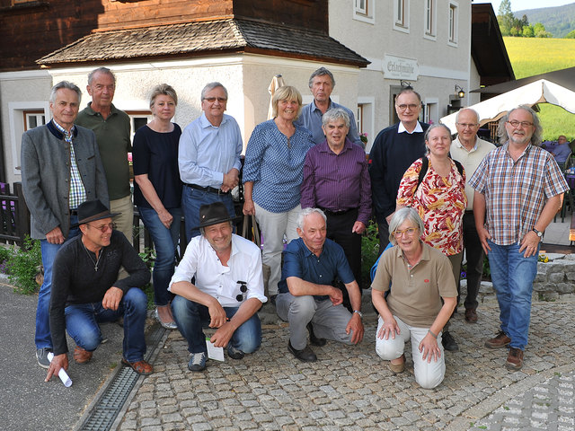 Die Österr. Mühlenfreunde bei der Erlachmühle in Mondsee mit Präsident Dr. Richard Fritze (4. oben rechts)
Aus Tirol angereist: Ernst Kuprian (Lohbachmühle/Huben), 
Christian Sturm u. Josef Mark (Markmühle/Tösens)
u. Glatzl Johann ( Haiminger Bauernmühle) | Foto: Glatzl Johann