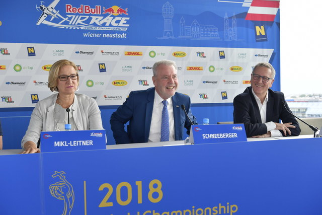 Landeshauptfrau Johanna Mikl-Leitner, Bürgermeister Klaus Schneeberger und Red Bull Air Race General Manager Erich Wolf freuen sich auf ein spannendes Rennwochenende in Wiener Neustadt.