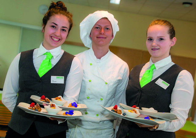 Restaurantbetrieb in der Straßergasse: Die Schüler verwöhnten die Gäste mit feinsten Köstlichkeiten. | Foto: Angelika Zaufl