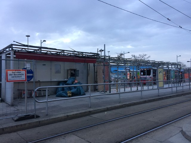 Nur noch das Bauskelett war Mitte April von der einstigen Ladenzeile übrig. Die Arbeiten zum Busbahnhof sollen laut MA 28 im Juni abgeschlossen werden.