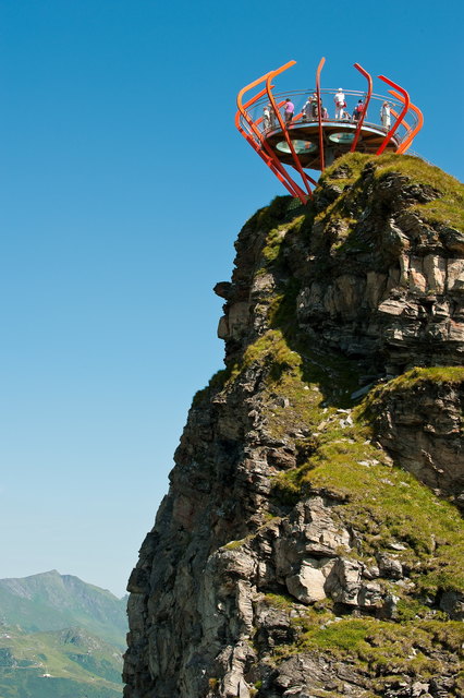 Pongau: Stubnerkogel – Glocknerblick: Von Bad Gastein geht es am Weg Nr. 111 der Stubnerkogelbahn entlang zur Mittelstation. Von dort führen ein Güterweg und Wanderweg zur Bergstation. Die Aussichtsplattform Glocknerblick mit Rundum-Panorama liegt auf 2.251 Metern. | Foto: skigastein.com