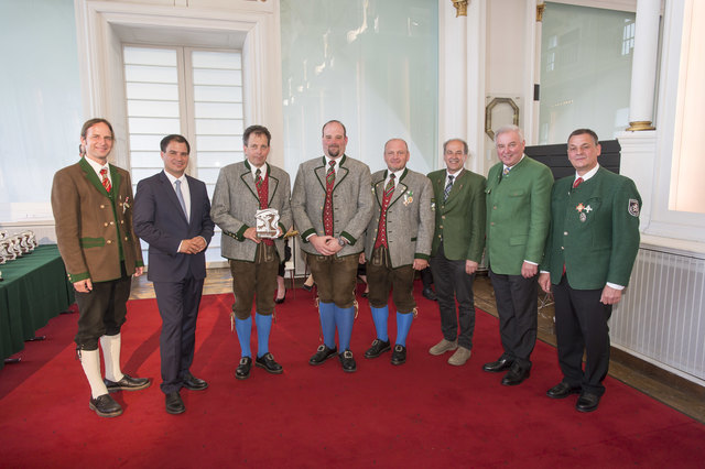 Mitglieder der Trachtenkapelle Tragöß bei der Verleihung mit LH Hermann Schützenhöfer (2.v.r.), LH-Stv. Michael Schickhofer (2.v.l.) und Ehrengästen. | Foto: steiermark.at/Fischer