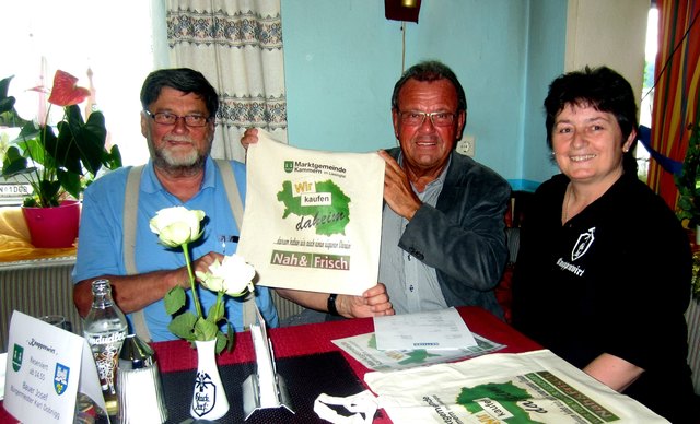 Bürgermeister Karl Dobnigg trifft Regionaut Josef Bauer bei der Knappenwirtin Sieglinde Simbürger