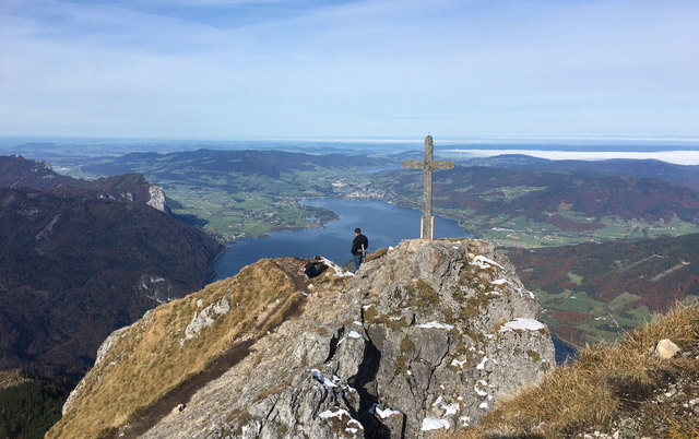 Flachgau – Vom Winkel auf den Schafberg: Gestartet wird beim Gasthaus Waldschenke in St. Gilgn; durch den Wald bergan, bis die Bahntrasse gequert werden muss; Über Stufen geht es hinauf zum "Krapfl" und weiter zum Gipfel. herrlicher Ausblick; ca. 2 bis 3 Stunden Anstieg. in knapp 2000 Meter Höhe auf den Mondsee. | Foto: Franz Neumayr