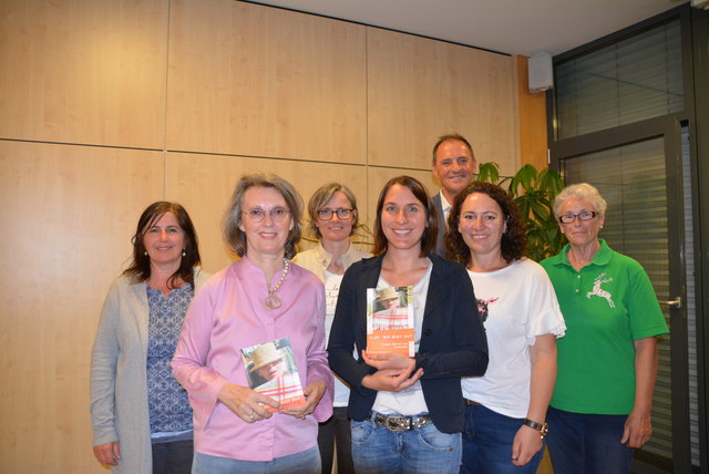 Ulrike Halmschlager (2. v. links) mit dem Büchereiteam und Bürgermeister Peter Sagmeister. Am Bild von links: Cilli Karner, Ulrike Halmschager, Barbara Taferner, Maria Fanninger, Peter Sagmeister, Andrea Hinterberger, Waltraud Fanninger.