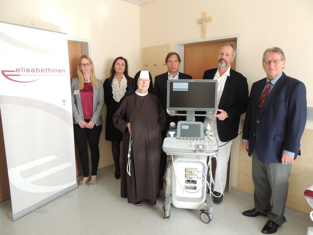 Bild 1_Dr. Hartwig Pogatschnigg von der Horten-Stiftung (rechts außen) übergab dem MD Prim. Dr. Kuschnig, GF Mag. Michael Steiner, MAS, der Generaloberin der Elisabethinen Sr. Consolata Hassler, Mag. Dr. Elke Haber (Kaufmännische Direktorin) und Elisabeth Rogy, MSc. (Pflegedirektorin) das neue US-Gerät