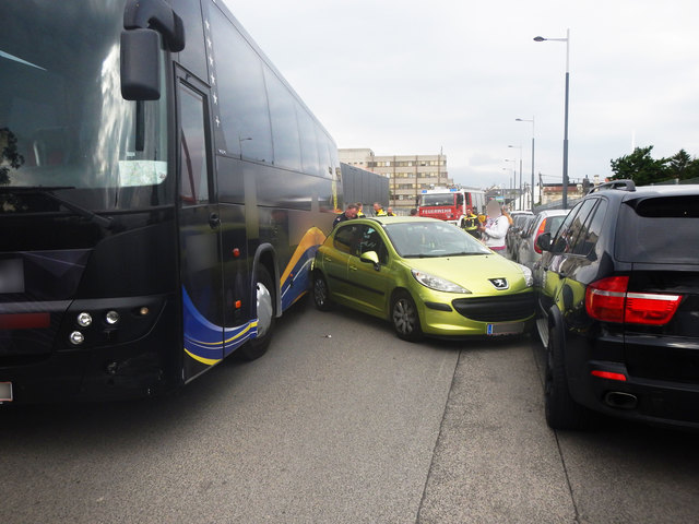 Der defekte Reisbus zerstörte in der Liesinger Carlbergergasse zwölf Fahrzeuge. | Foto: MA68 Lichtbildstelle