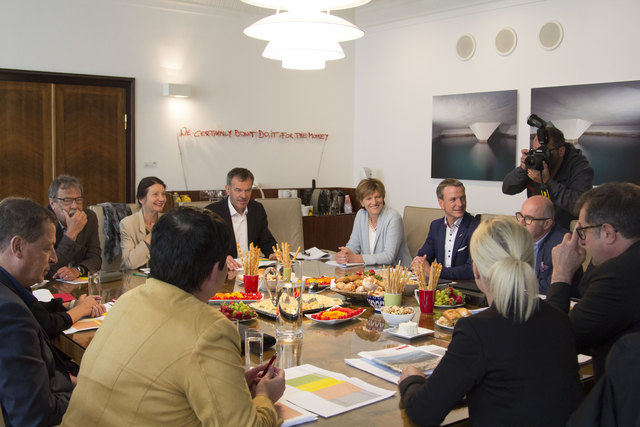 Eine Woche lang hat der neue Bürgermeister Georg Willi (Mitte) mit seinem Grünen Team, der Liste Für Innsbruck, der ÖVP (samt Seniorenbund) und der SPÖ verhandelt. | Foto: Grüne