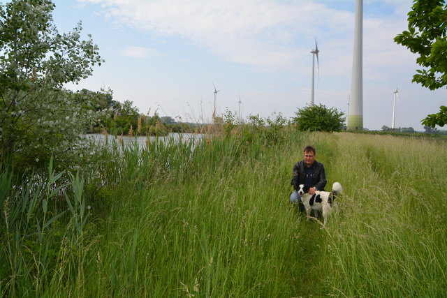 Claus Wenhardt und Hund Flecki beim Biotop in Pama.