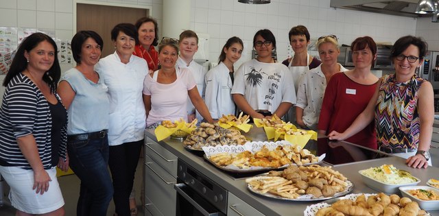 Elternworkshop im abz Lambach: Schüler, Eltern und die Pädagogen Monika Viehaus (Klassenvorstand) und Renate Oberndorfer mit den selbstgemachten Köstlichkeiten.