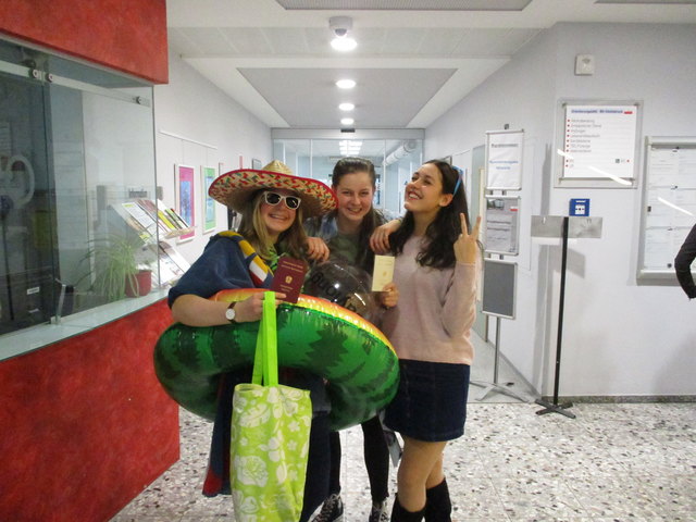 Schüler stellen die Arbeit der Passbehörde im Stil der Mannequin Challenge dar. | Foto: ORG Vöcklabruck