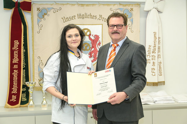 Die Gewinnerin der Kategorie "beste Praktikerin" Viktoria Köpf mit Landesinnungsmeister Johann Ehrenberger. | Foto: www.scenicdesign.org
