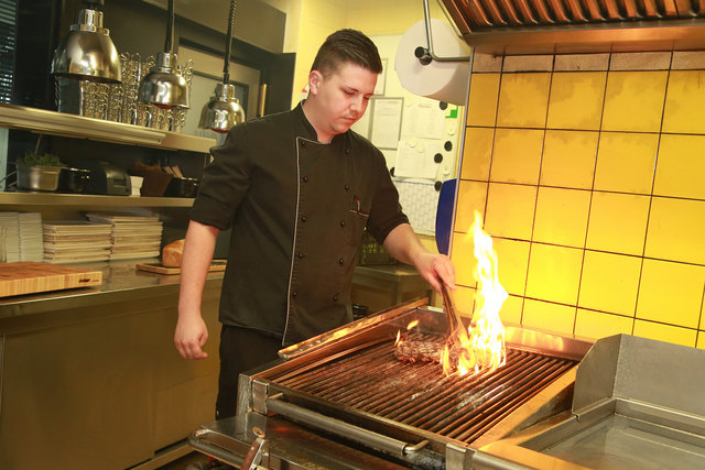 Philipp Demel ist der neue Küchenchef im Flatschers in der Neubauer Kaiserstraße. | Foto: Foto: Peter Hautzinger/APA