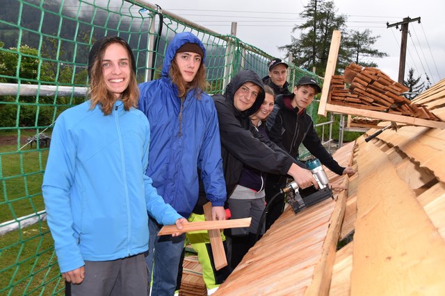 Schlechtes Wetter aber gute Laune: SchülerInnen der HTL Bau & Design am Werk