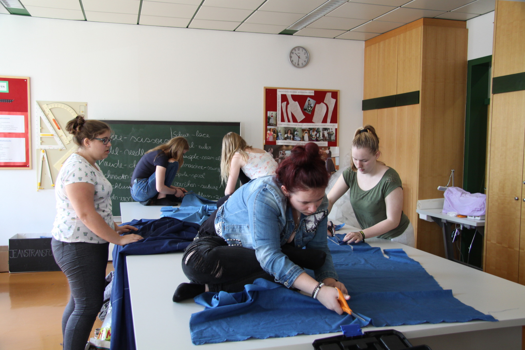 Mit Jeansresten und Riesen-Händen: Fachschüler mit dabei bei UNESCO ...