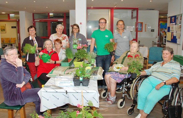 Stefan Streicher umringt von seinen Kolleginnen Petra Hirner (links) und Gerda Hüfnig (rechts), Karin Markovics (hinter Bewohnerin mit rotem Poloshirt), Bewohnerinnen und ehrenamtliche Mitarbeiterinnen