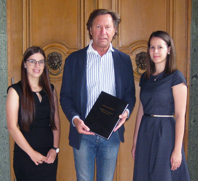 Nina Zapfel (l.) und Regina Nagy (r.) übergaben  Bürgermeister Kurt Maczek ihre Diplomarbeit