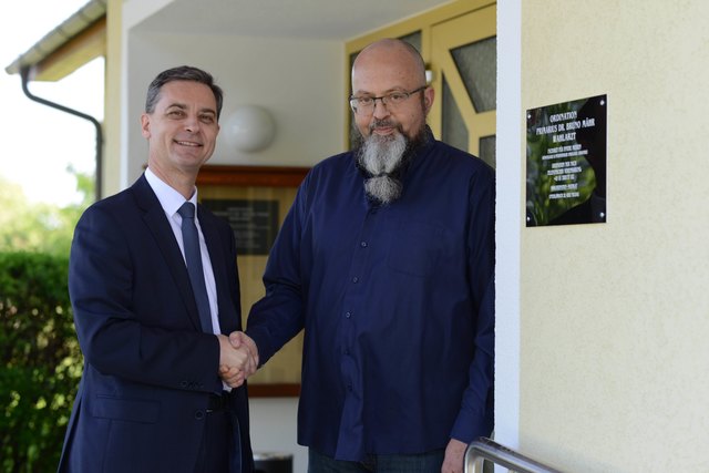 LAbg. Bgm. Wolfgang Dolesch hieß Prim. Bruno Mähr in der Marktgemeinde Neudau willkommen. | Foto: Marktgemeinde Neudau