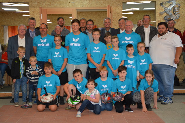In den neuen Trainings-Shirts: die Stocksportjugend des JESZ Fürstenfeld Standort Lindegg gemeinsam mit Trainern und Ehrengästen bei der Eröffnung des Jugend Eis- und Stocksportzentrum.