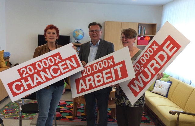Die Zahlen der Pilotregion belegen den Erfolg der Aktion 20.000. NRin Klaudia Friedl (li.), LR Norbert Darabos und Gabriele Arenberger appellieren an Kanzler Kurz. | Foto: zVg