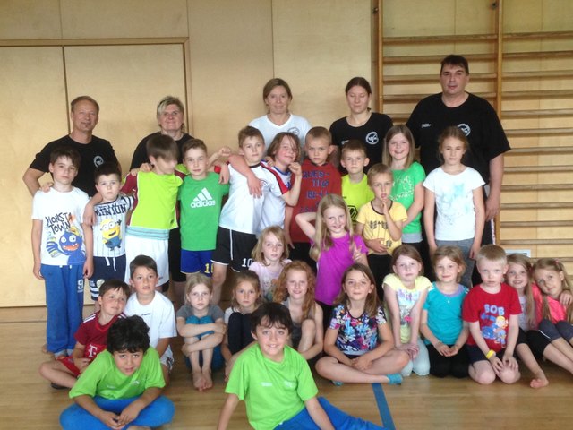 Das Steyrer Trainerteam Wolfgang Habel und Manuela Scholz ließ die Kids in den Kickbox-Sport schnuppern. | Foto: ASKö Kickboxclub Steyr