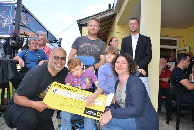 Veranstalter Werner Hohl mit Niklas und seinen Eltern | Foto: Boross