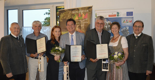 Von links: Ehrenobmann Johann Gradl, Richard Kriechbaumer, Johannes Neuhofer mit Partnerin Bettina Wasner, Ulrike und Josef Kinast, Almobmann Johann Holzmann. | Foto: MVA