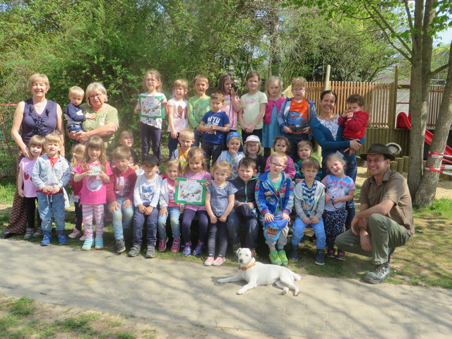 Namen von links nach rechts: Kindergärtnerinnen Sabine Ginzel, Gitti Schiller und Elisabeth Konlechner mit den Kindern Jakob, Katharina, Sophie, Sebastian, Marcel, Anja, Lena, Annika, David, Erik, Julia, Maximilian, Hanna, Mona, Rafael, Jan, Matthias, Linette, Lukas, Julia, Olivia, Willy, Florian, Marie, Markus, Aurelia, Jakob, Raphael und Lisa mit Jagdleiter Herbert Schütz | Foto: privat