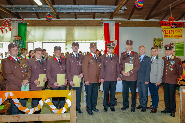 Die verdienten Kameraden der FF Lichendorf erhielten im Beisein der Ehrengäste ihre Urkunden. | Foto: Wolfgang Patschok