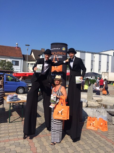 Standortmarketing GF Verena Leitner und die Stelzen-Walking Akteure „Mindspinners“ kündigten das Fest an. | Foto: SMG